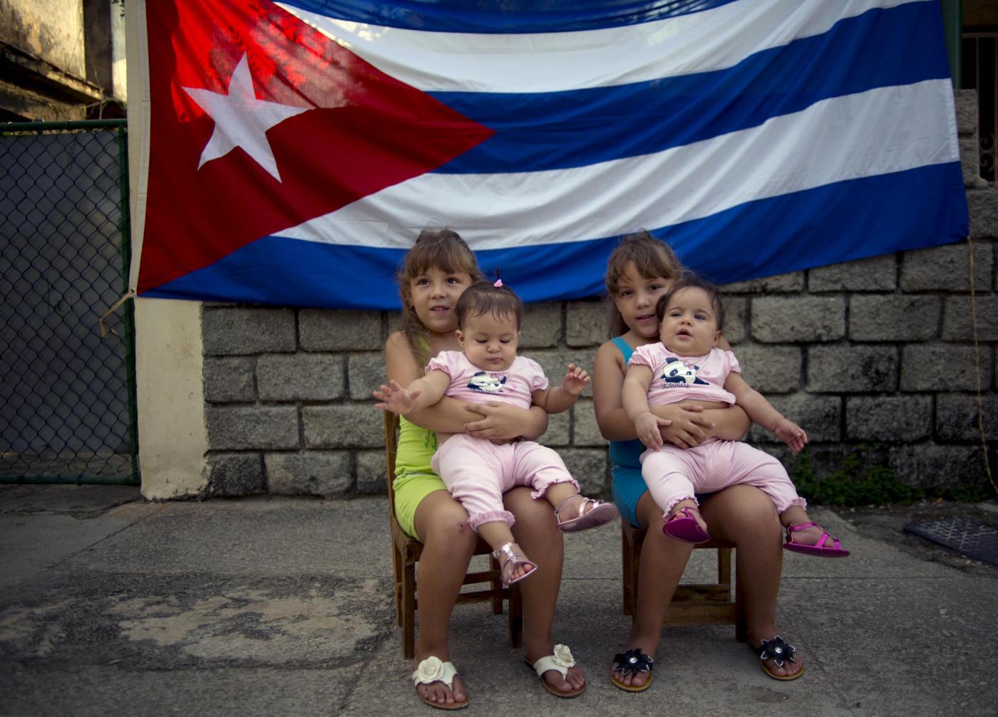 Cuba, quartiere abitato quasi interamente da coppie di gemelli01