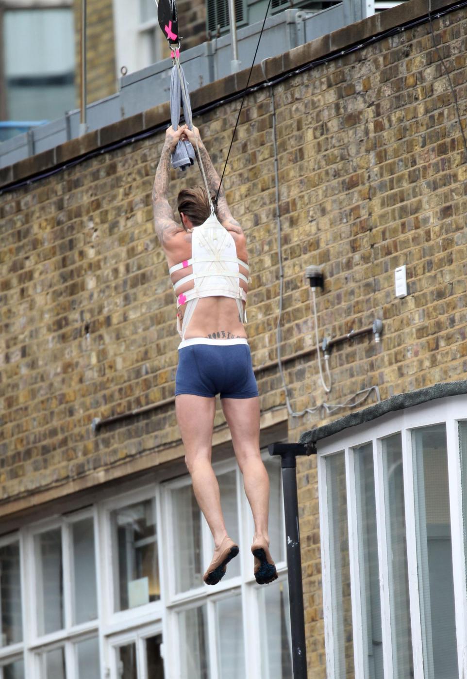 David Beckham in biancheria intima sui tetti di Londra per H&M06