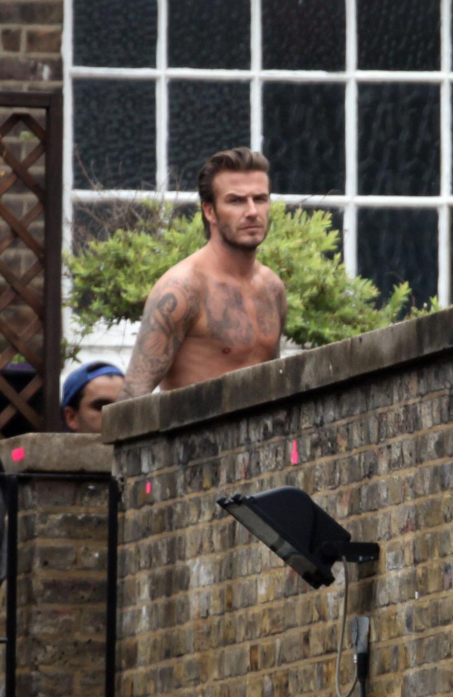David Beckham in biancheria intima sui tetti di Londra per H&M01