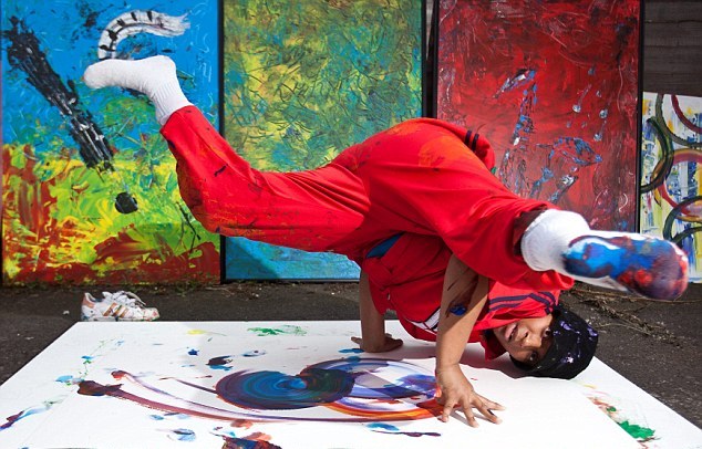Hanifa dipinge quadri da 5mila sterline ballando la breakdance05