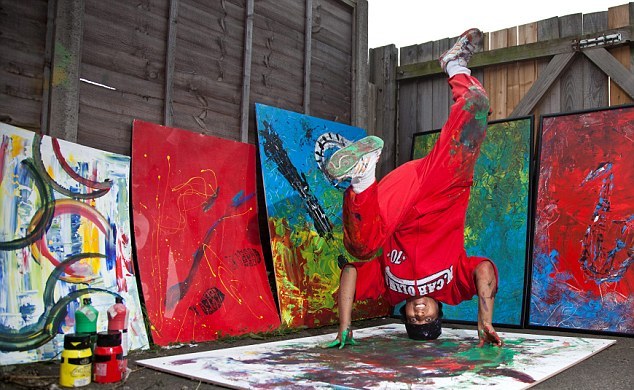 Hanifa dipinge quadri da 5mila sterline ballando la breakdance06