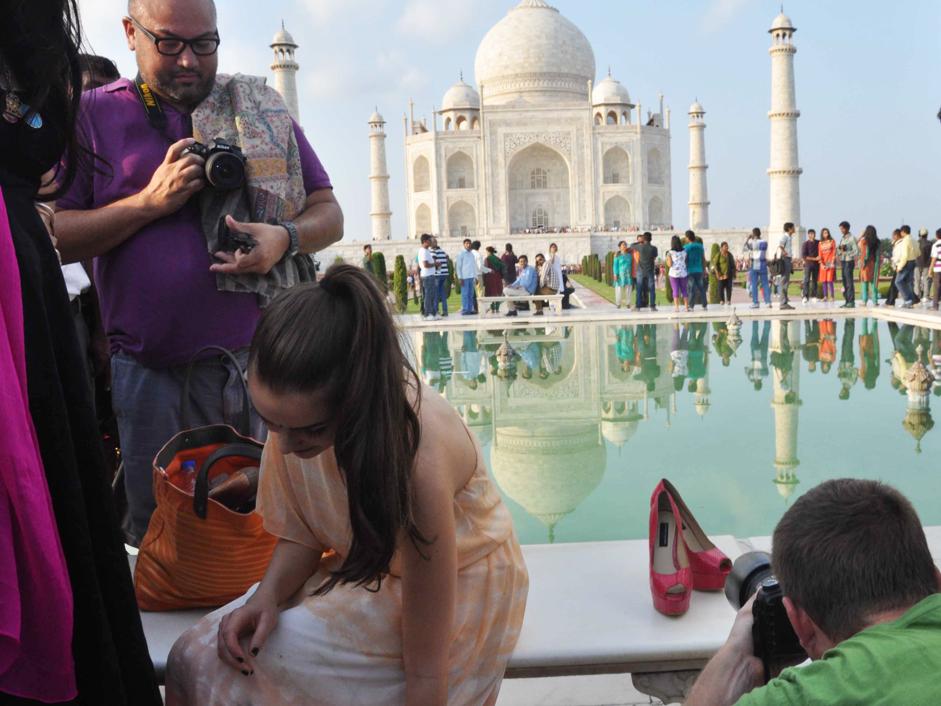 India, Miss Universo Olivia Culpo posa per spot al Taj Mahal03