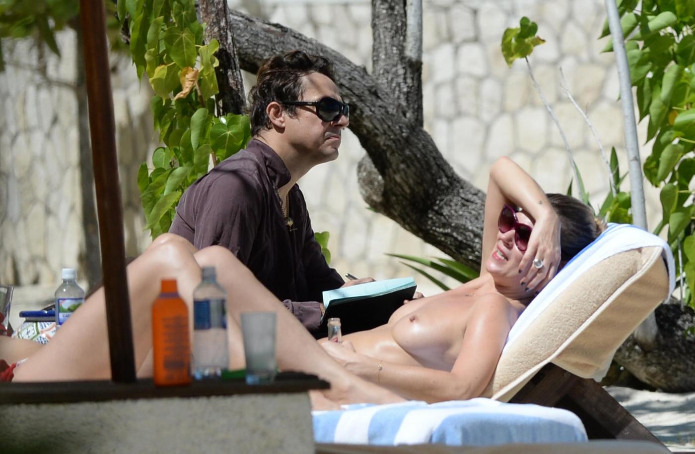 Kate Moss in topless sulle spiagge della Giamaica02