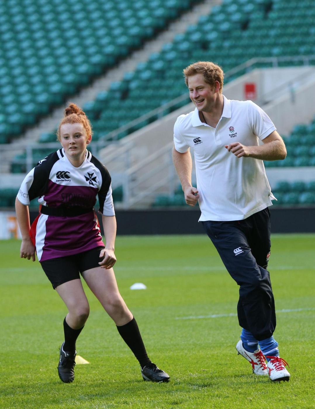 Londra, il Principe Harry gioca a rugby con..delle ragazze07