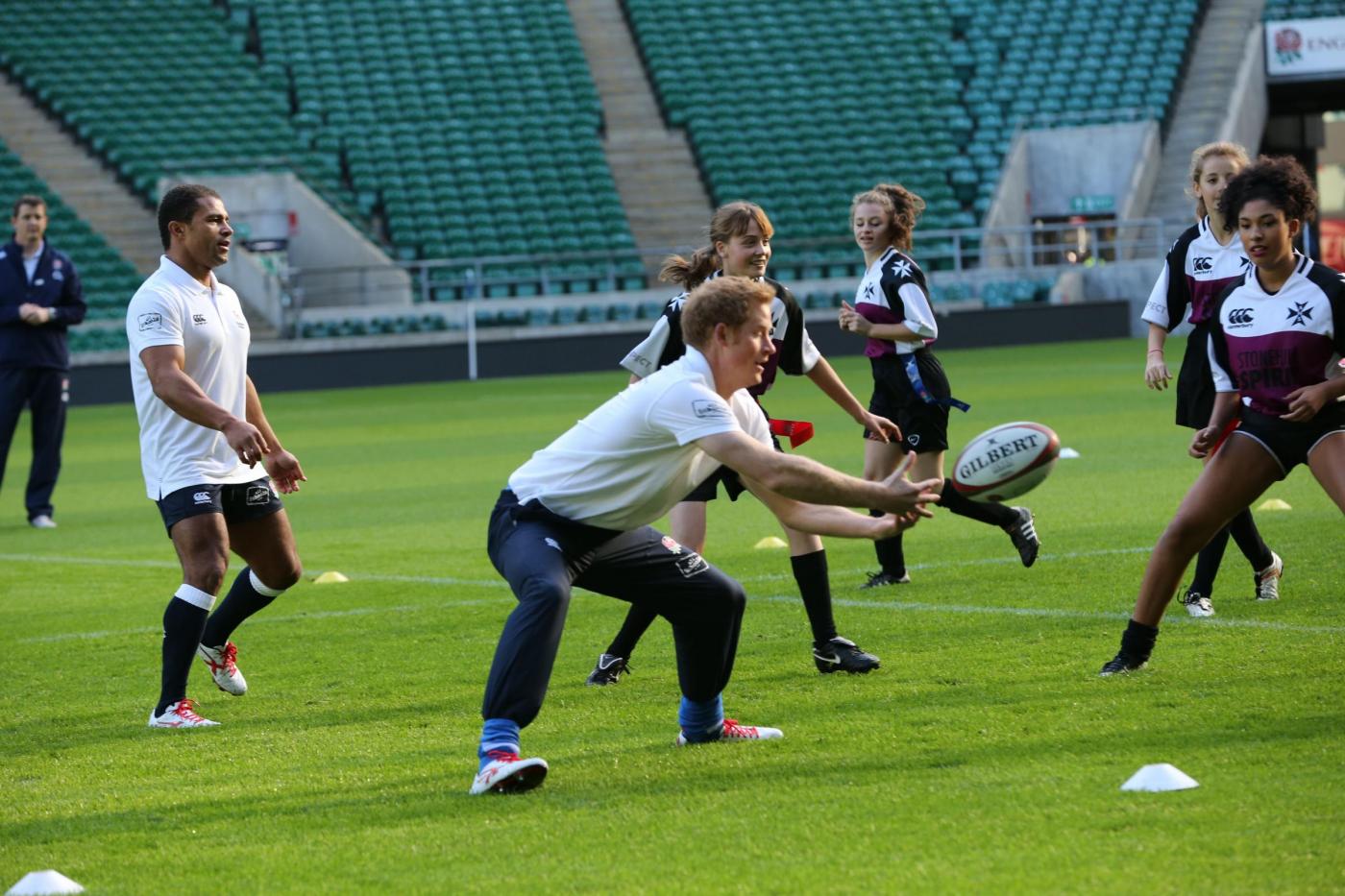 Londra, il Principe Harry gioca a rugby con..delle ragazze06