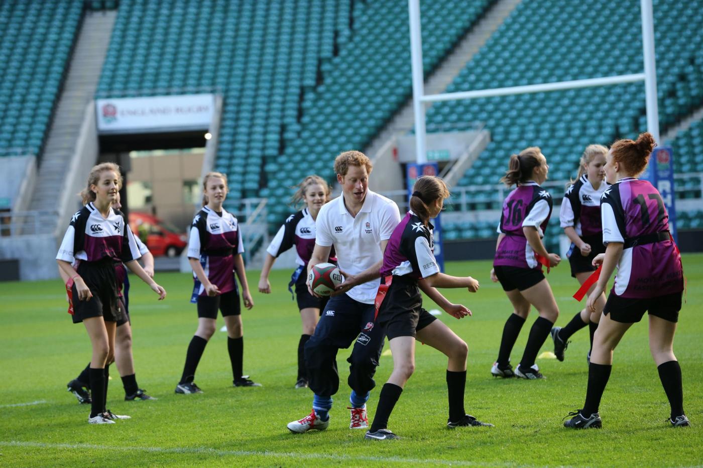 Londra, il Principe Harry gioca a rugby con..delle ragazze05