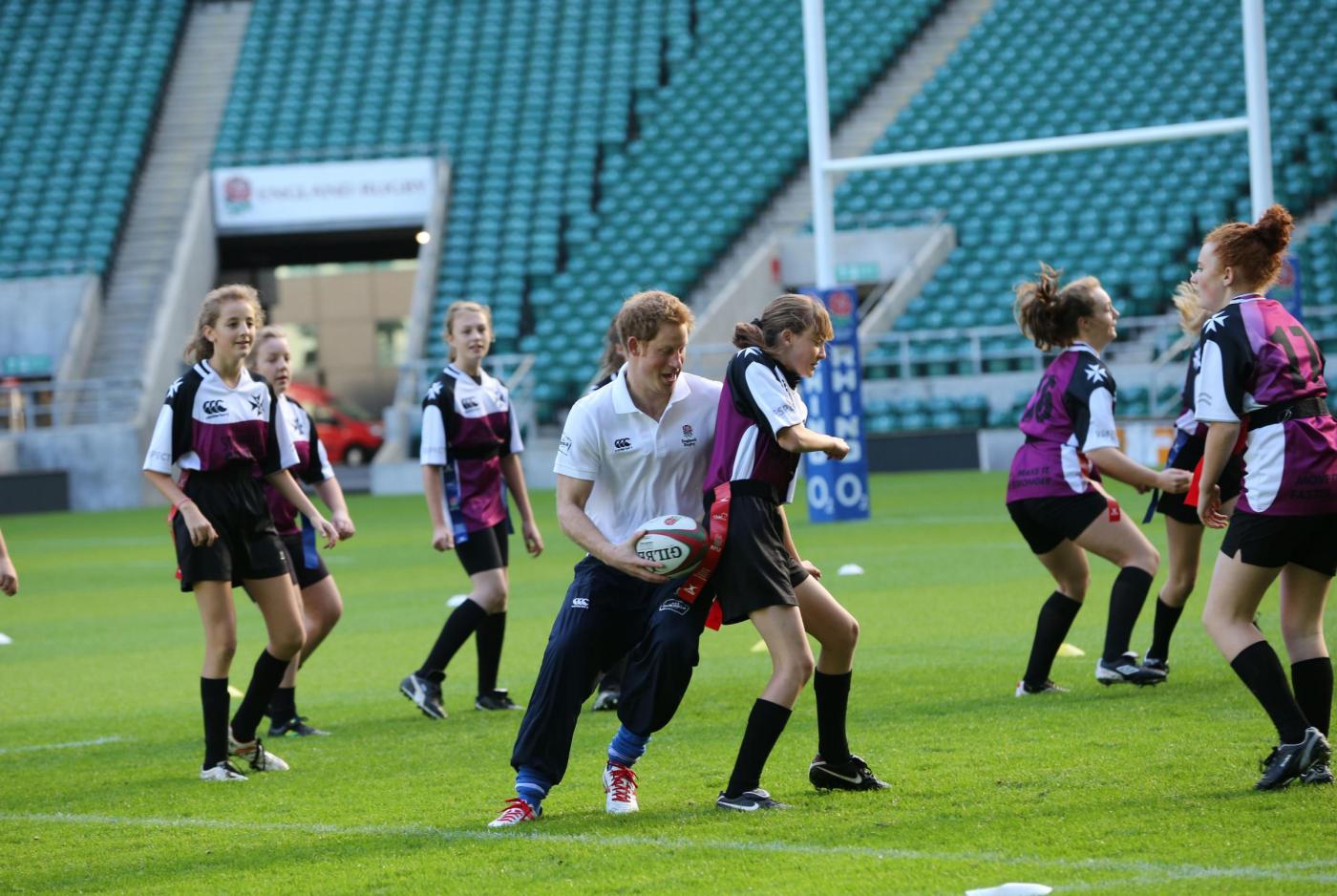 Londra, il Principe Harry gioca a rugby con..delle ragazze04