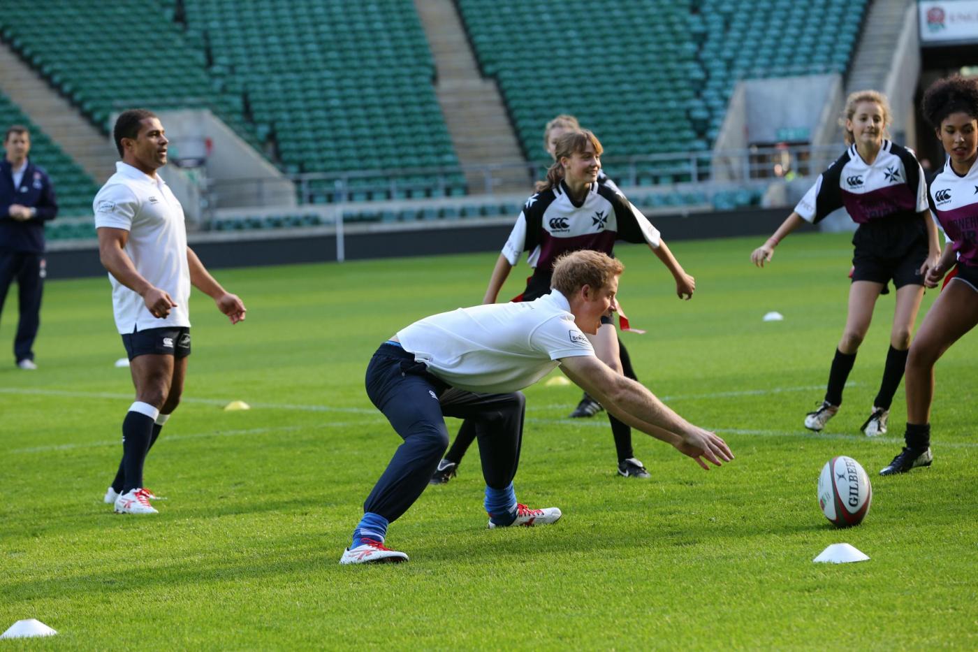 Londra, il Principe Harry gioca a rugby con..delle ragazze03