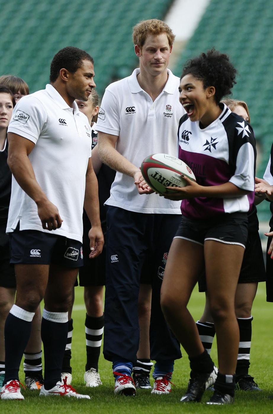 Londra, il Principe Harry gioca a rugby con..delle ragazze02