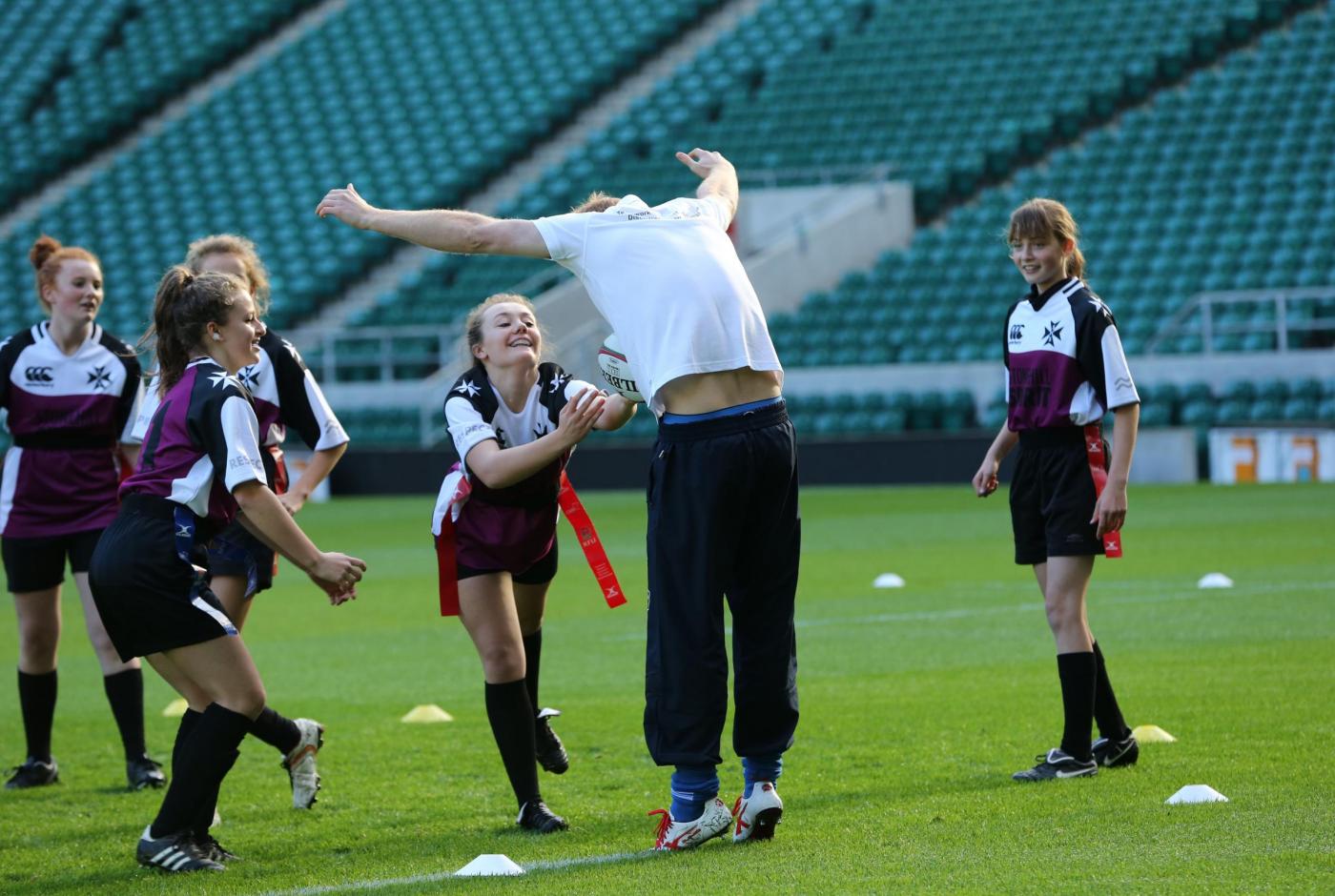 Londra, il Principe Harry gioca a rugby con..delle ragazze01