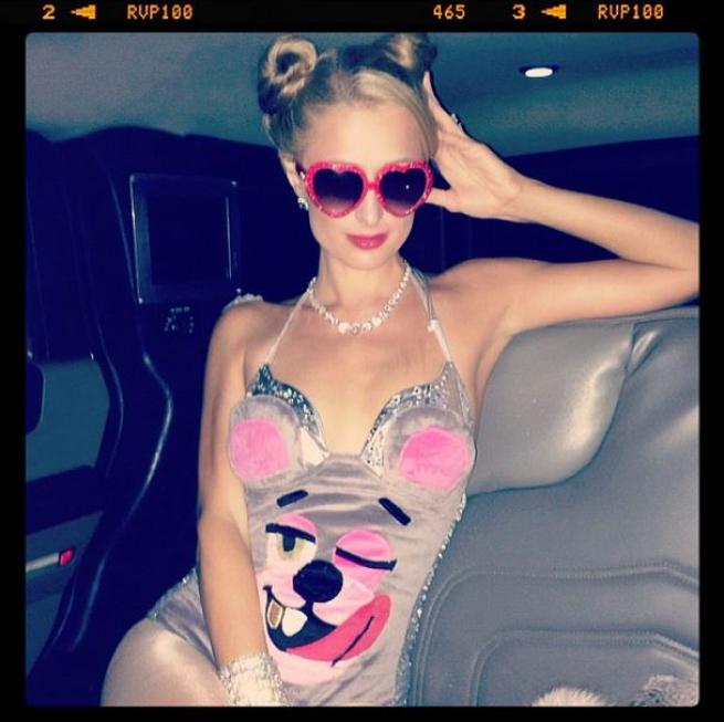 Halloween, Paris Hilton si traveste da... Miley Cyrus