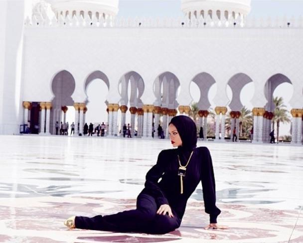 Rihanna espulsa dalla moschea di Abu Dhabi10