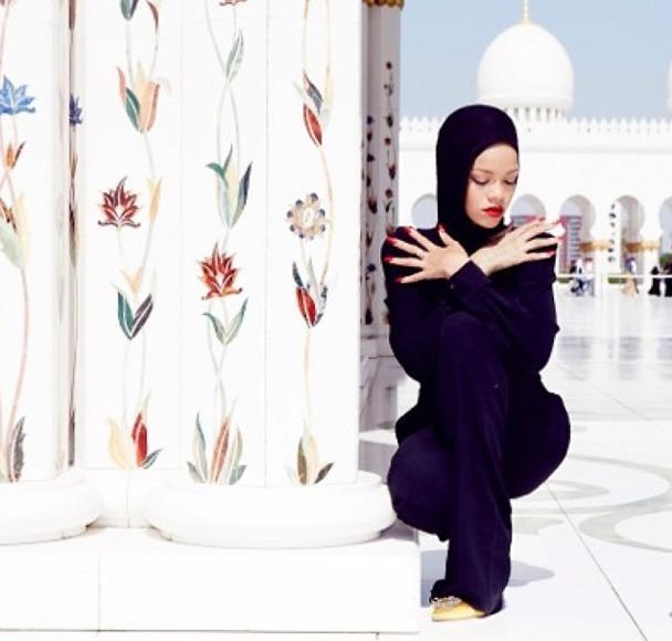 Rihanna espulsa dalla moschea di Abu Dhabi09
