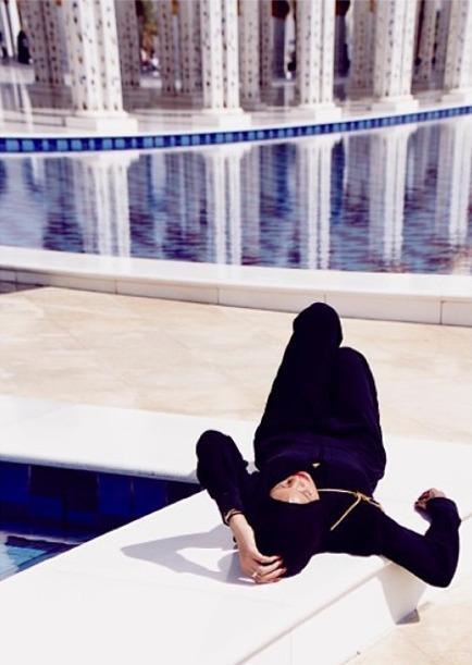 Rihanna espulsa dalla moschea di Abu Dhabi08