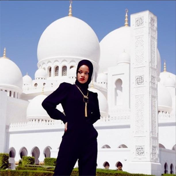 Rihanna espulsa dalla moschea di Abu Dhabi05