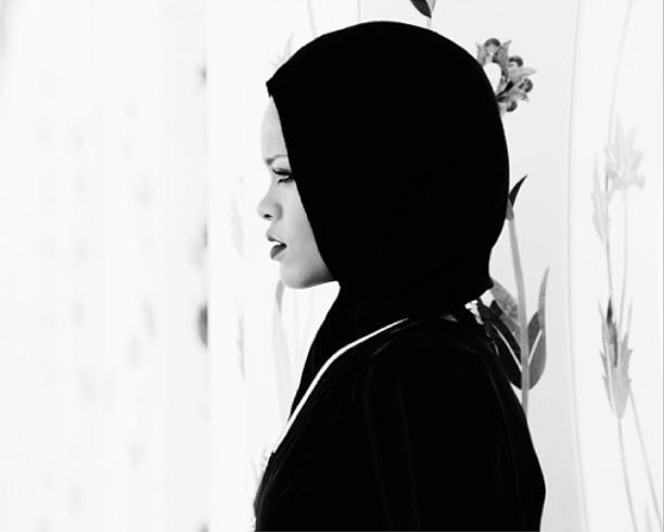 Rihanna espulsa dalla moschea di Abu Dhabi03