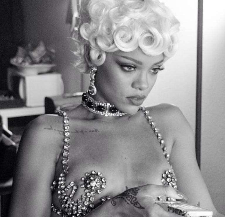 Rihanna sexy e bionda platino nel video "Pour It Up"01