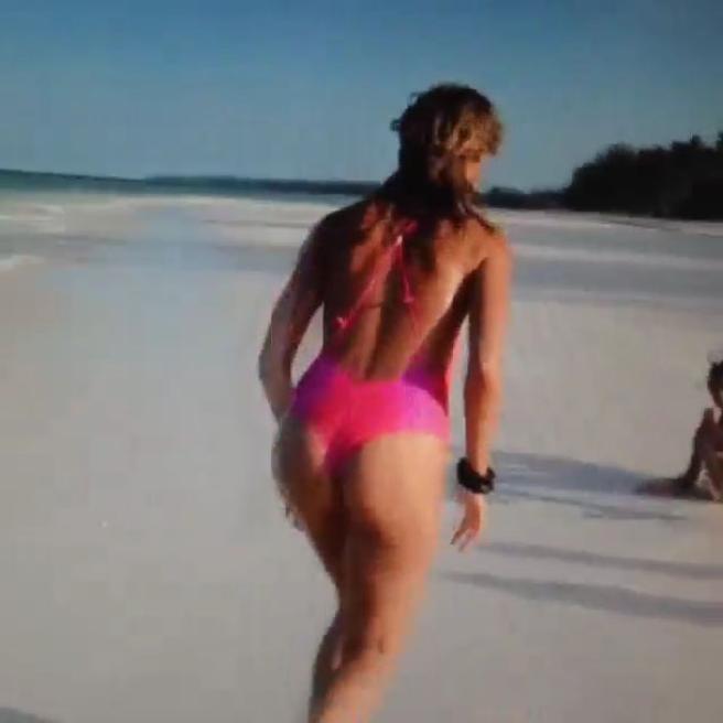 Elena Santarelli e Melissa Satta show: "litigano" in spiaggia