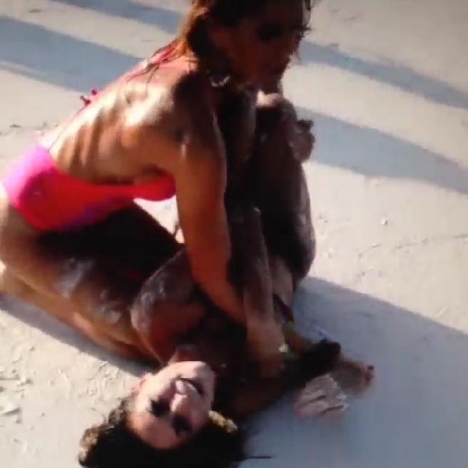 Elena Santarelli e Melissa Satta show: "litigano" in spiaggia