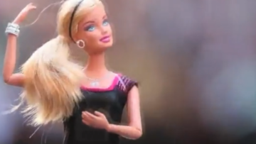La Barbie fa le foto: la prova a Times Square