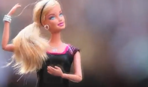 La Barbie fa le foto: la prova a Times Square