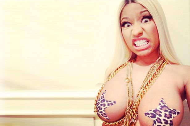 Nicki Minaj, autoscatto in topless per i suoi fan: la foto