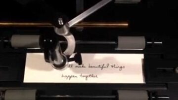 La stampante che imita la calligrafia umana e invia biglietti di auguri