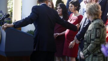 Barack Obama afferra al volo donna incinta che sviene02