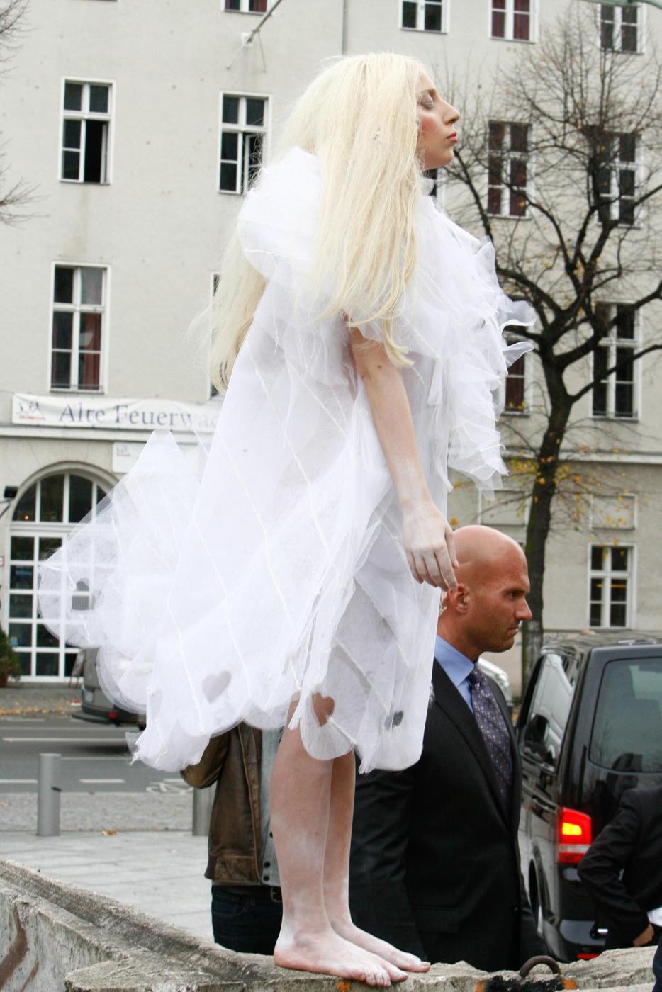 Lady Gaga: tra nudità e mutandoni è sempre più bislacca
