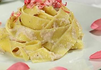 Ricette di primi: tagliatelle ai petali di rosa