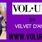 Velvet D'Amour, modella da 136 kg "sfonda" in passerella