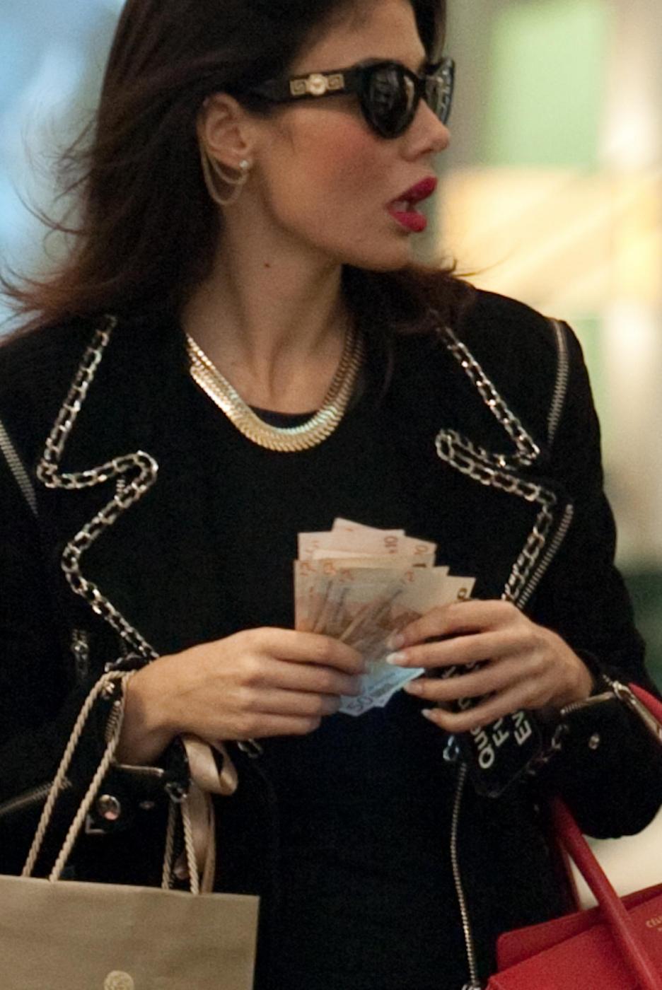 Alessandra Sorcinelli, l'ex olgettina fa shopping da Versace01