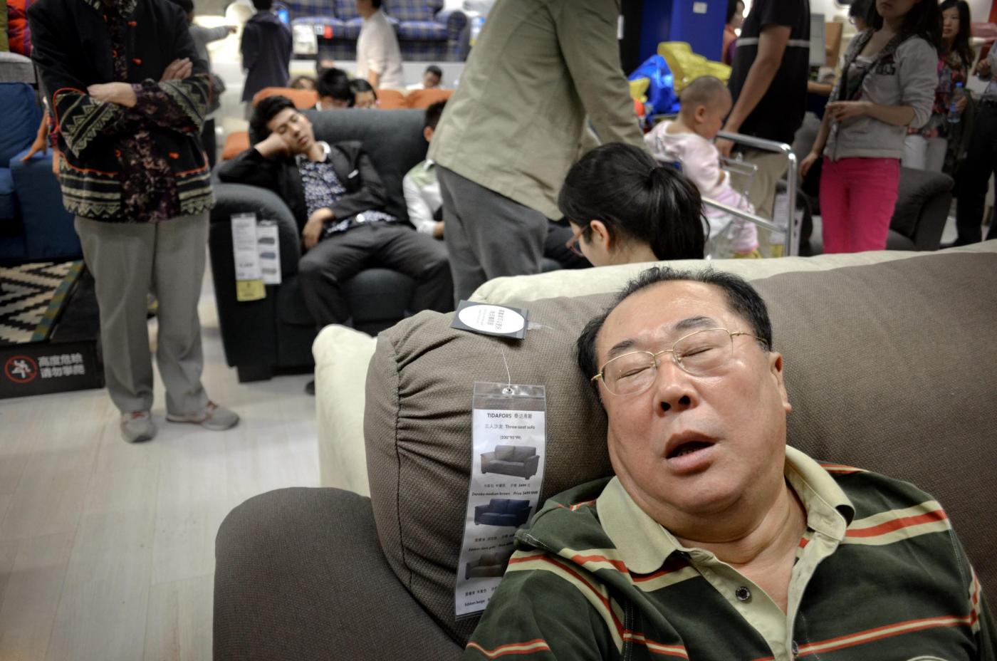 In Cina, i clienti ad Ikea dormono sui letti 10