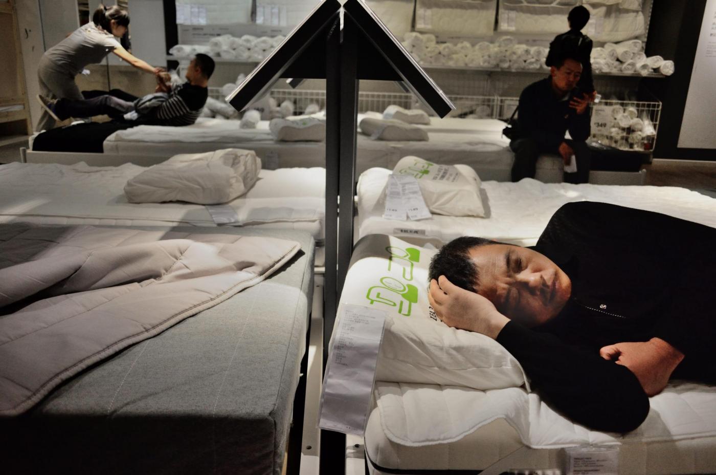In Cina, i clienti ad Ikea dormono sui letti 12