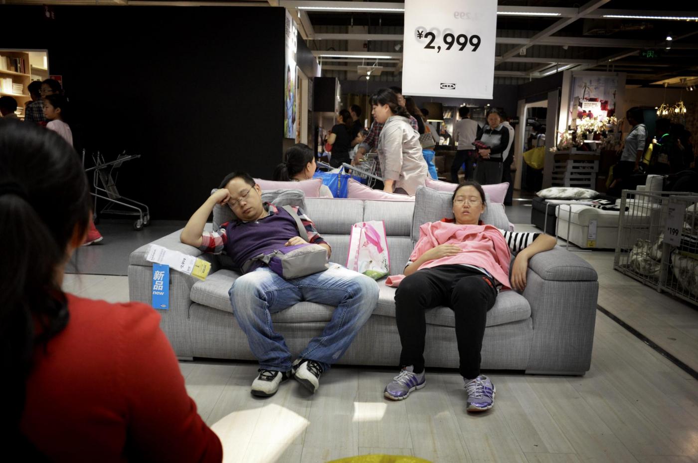 In Cina, i clienti ad Ikea dormono sui letti 13