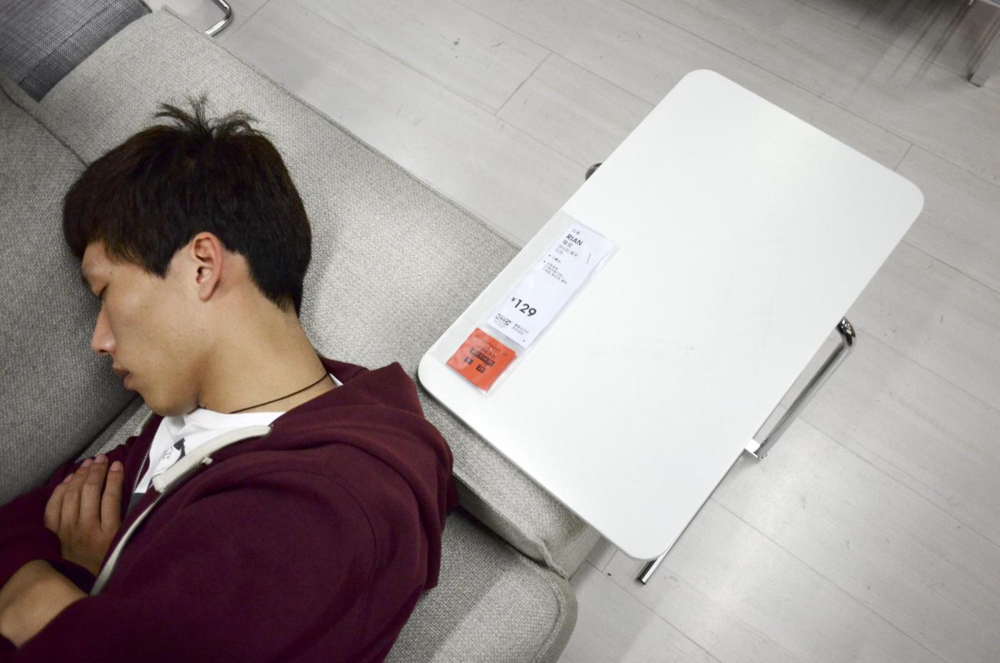 In Cina, i clienti ad Ikea dormono sui letti 02