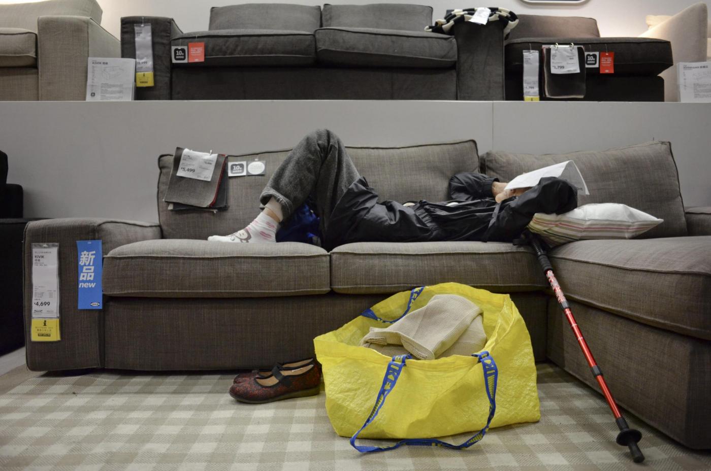 In Cina, i clienti ad Ikea dormono sui letti 05