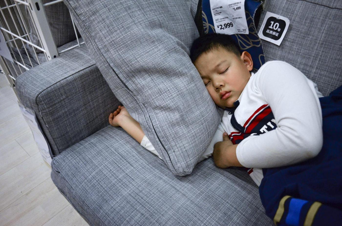 In Cina, i clienti ad Ikea dormono sui letti 06