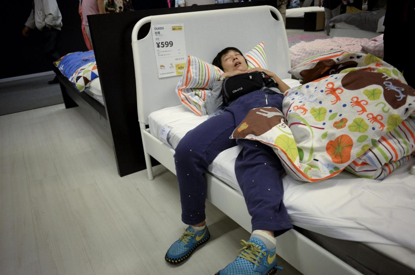In Cina, i clienti ad Ikea dormono sui letti 07