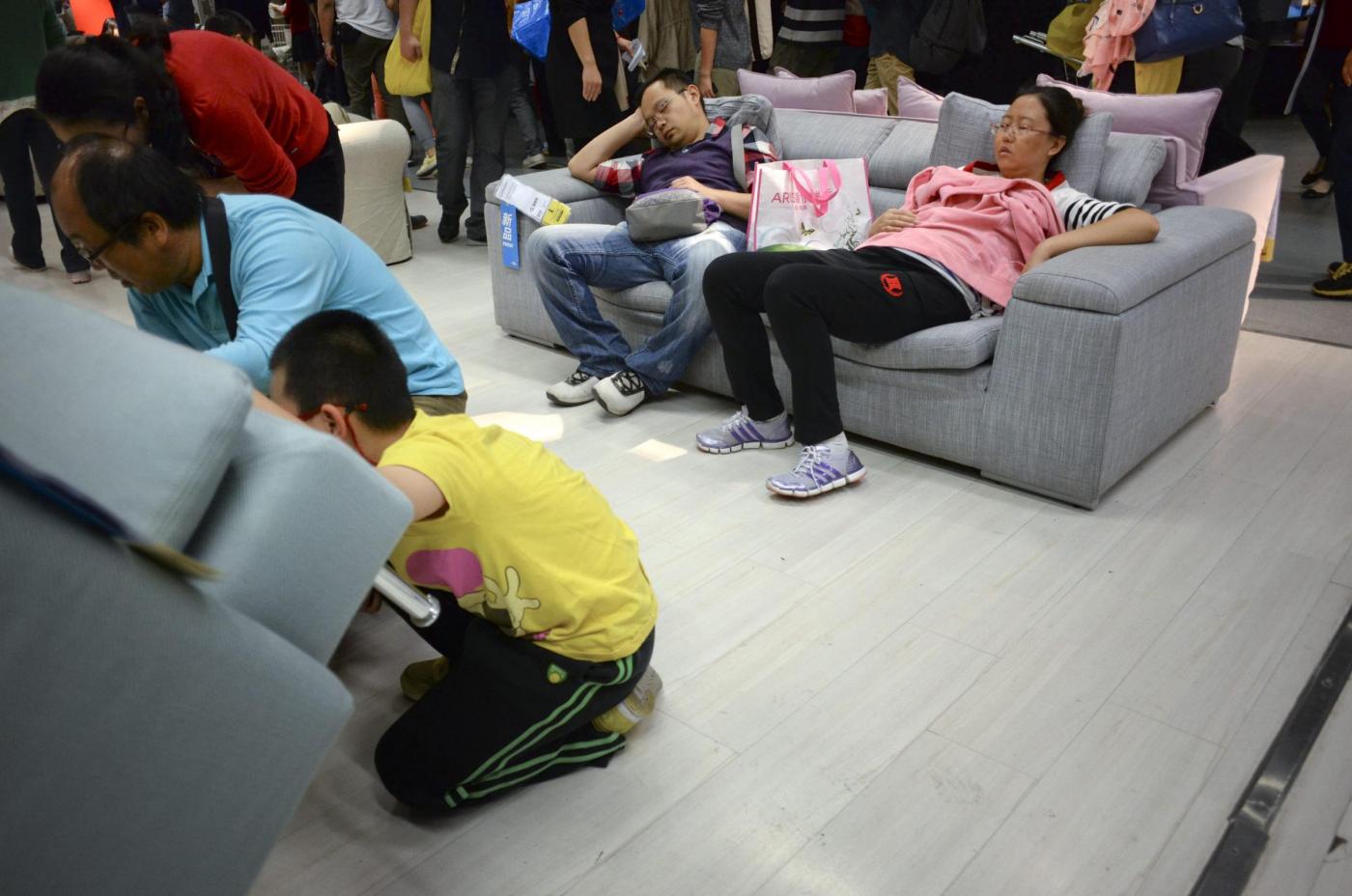 In Cina, i clienti ad Ikea dormono sui letti 09
