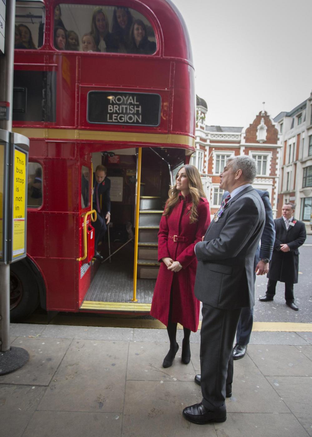 Kate Middleton tra i pendolari londinesi. La Duchessa appare stanca06