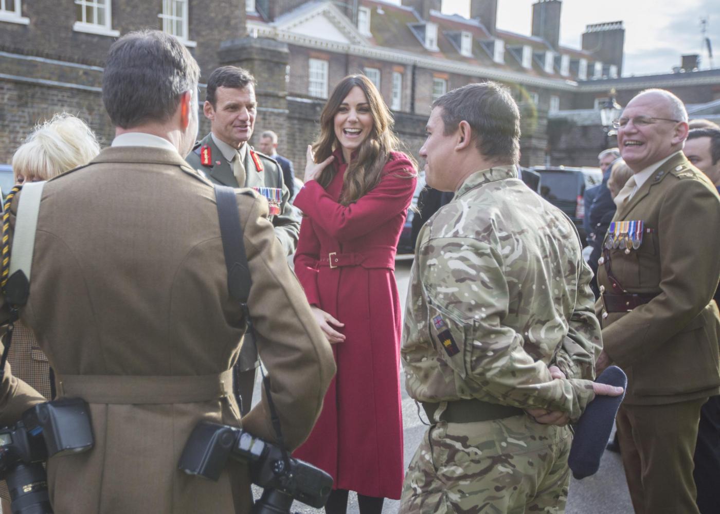 Kate Middleton tra i pendolari londinesi. La Duchessa appare stanca05
