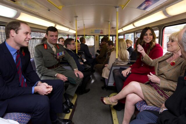 Kate Middleton tra i pendolari londinesi. La Duchessa appare stanca04