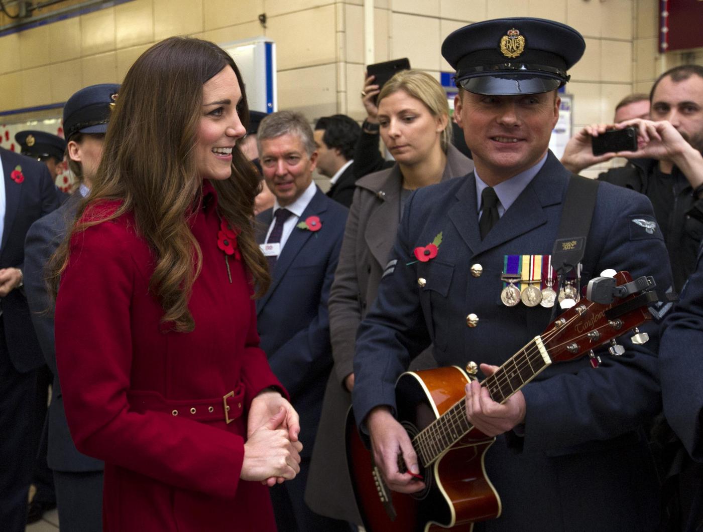 Kate Middleton tra i pendolari londinesi. La Duchessa appare stanca02