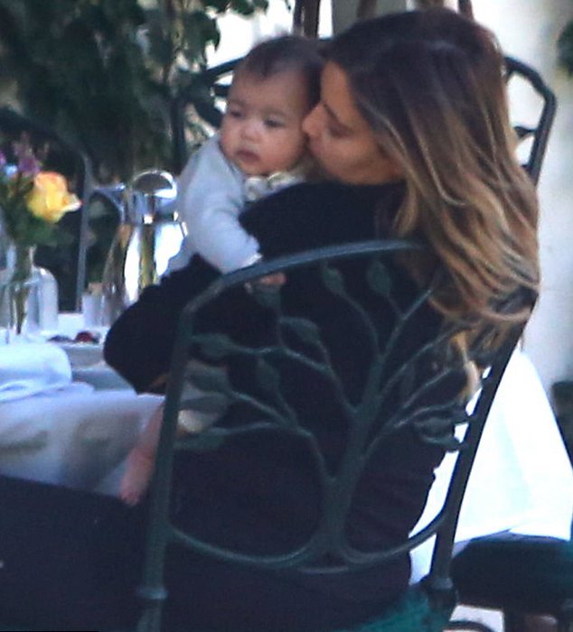 Kim Kardashian bacia sulle guance la figlia North West01