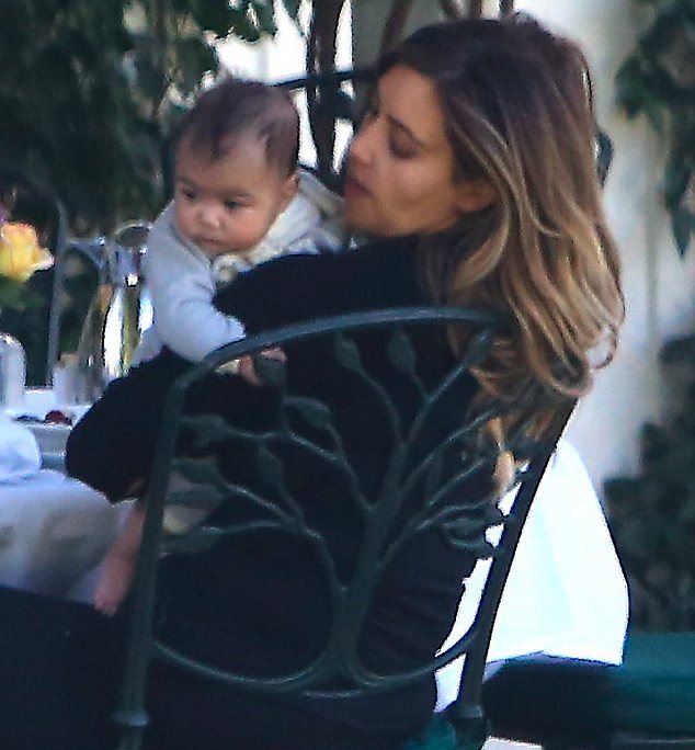 Kim Kardashian bacia sulle guance la figlia North West03