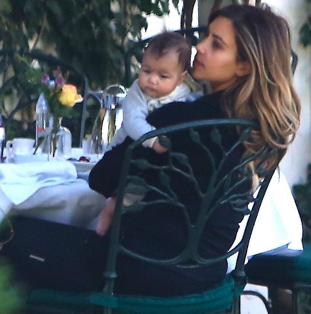 Kim Kardashian bacia sulle guance la figlia North West04