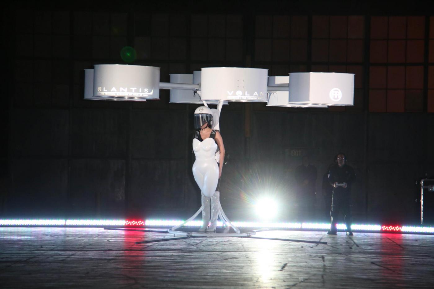 Lady Gaga arriva alla presentazione nuovo disco con l'abito volante12