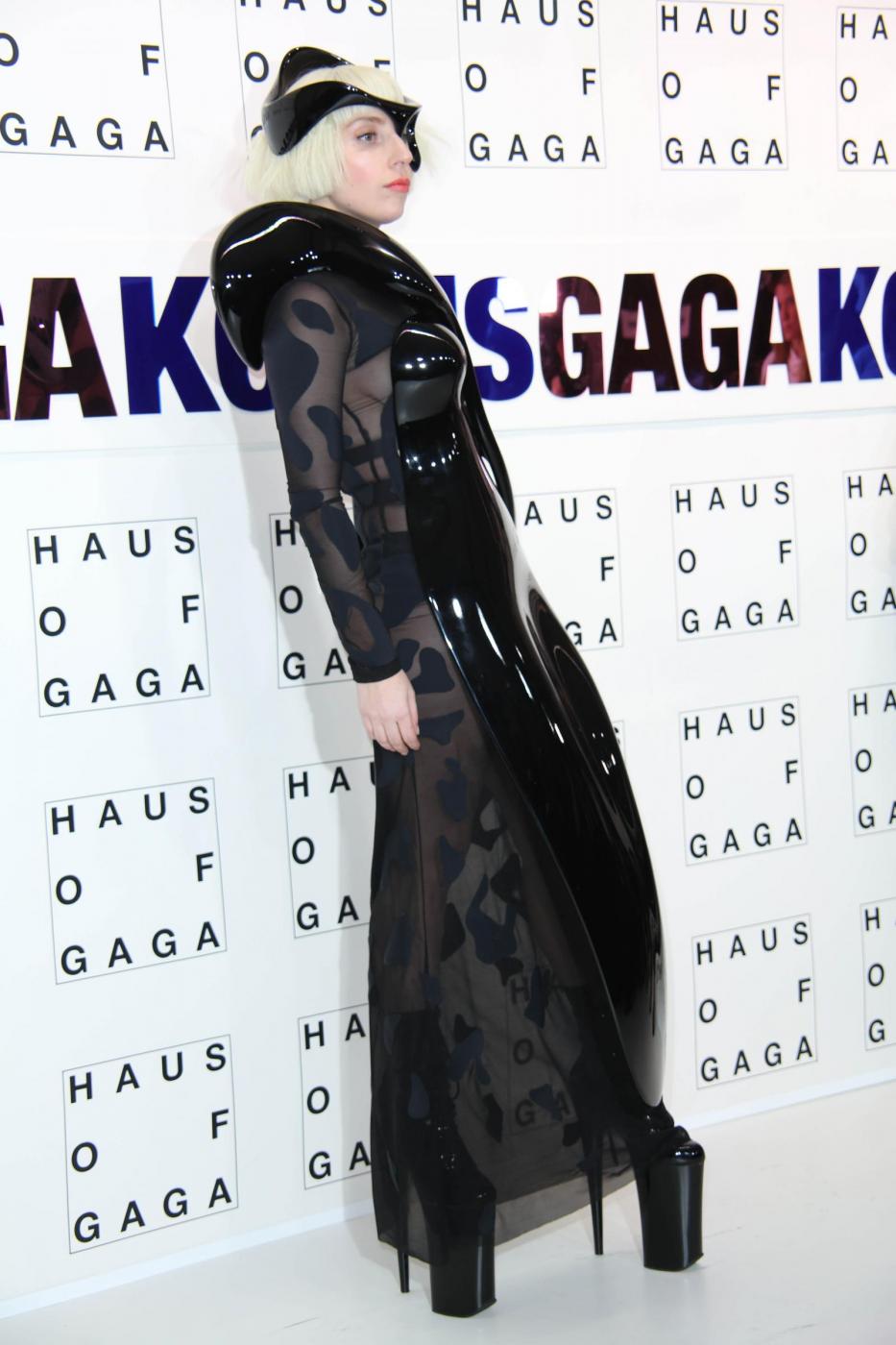 Lady Gaga arriva alla presentazione nuovo disco con l'abito volante03