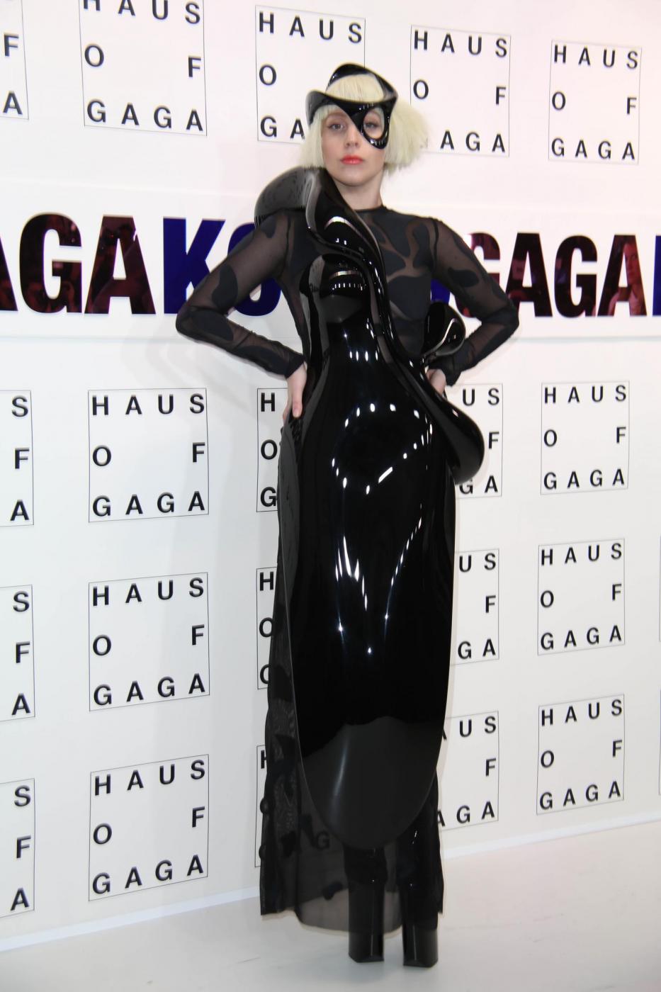 Lady Gaga arriva alla presentazione nuovo disco con l'abito volante02
